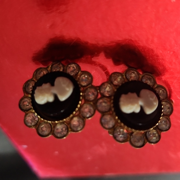 Vintage Cameo Earrings by Coro. Beautiful clear stones surrounded cameo. - Picture 9 of 11